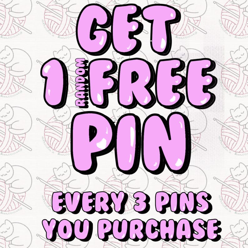 Puede incluir: Un gr&aacute;fico promocional con el texto "GET 1 FREE PIN" en letras rosas grandes estilo burbuja, delineadas en negro. La palabra "RANDOM" se coloca verticalmente entre "1" y "FREE". Debajo, se lee "EVERY 3 PINS YOU PURCHASE". El fondo presenta un patr&oacute;n repetido de gatos con hilo.