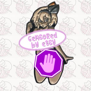 Puede incluir: Pin de estilo anime con un personaje de pelo rubio y un lazo negro. El pin tiene el texto "Censored by etsy" y un símbolo de mano púrpura que cubre la parte inferior del cuerpo. El fondo tiene un patrón de gatos y lana.