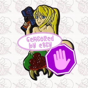 以下が含まれることがあります： 青とオレンジ色の銃を持った金髪のアニメ風キャラクターが特徴のカラフルなエナメルピン。ピンには、緑と茶色のモンスターの爪のデザイン、紫色のストップハンド、ピンクの楕円形に「Censored by etsy」というテキストが含まれています。