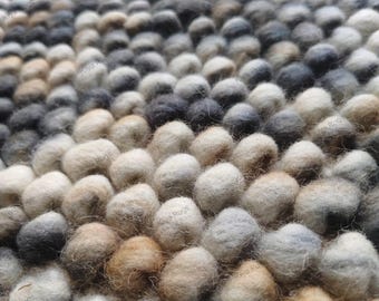 Alfombra de lana hecha a mano con textura de guijarros / Tejido grueso, color neutro