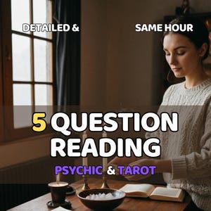 Op de afbeelding: Afbeelding met de tekst "GEDETAILLEERD & ZELFDE UUR" en "5 QUESTION READING PSYCHIC & TAROT". Een vrouw zit aan een tafel met kaarsen, een kom en een boek. De scène wordt verlicht door natuurlijk licht.