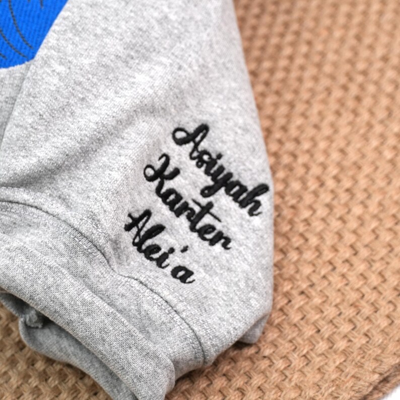 Haftowana, personalizowana bluza z kapturem dla taty ze zdjęciem, spersonalizowane imię dziecka na rękawie, wyjątkowy prezent na Dzień Ojca, sweter z haftowanym portretem bez twarzy zdjęcie 4