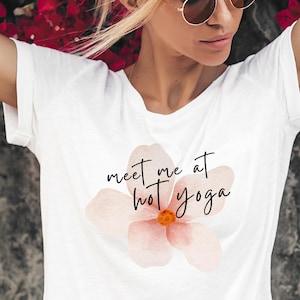 Maglietta &quot;Incontrami all&#39;Hot Yoga&quot;, con grazioso motivo floreale, regalo per lei, T-shirt Workout Flow & Grow
