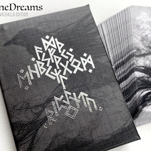 Runekaarten met ouderling Futhark voor waarzeggerij, Rune Dreams runenorakelkaartenspel in speelkaartformaat met bonuskaarten uit de Noorse mythologie