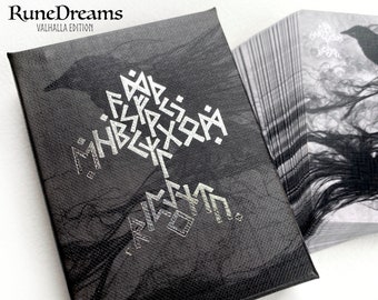 Cartas rúnicas con Futhark antiguo para adivinación, baraja de cartas de oráculo rúnico Rune Dreams en tamaño naipe con cartas adicionales de mitología nórdica.