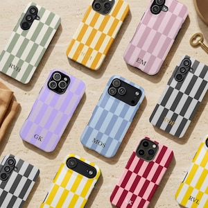 Puede incluir: Una colección de nueve fundas rectangulares para teléfono con un patrón de cuadros en varios colores, incluyendo verde salvia, amarillo, rosa, lavanda, azul claro, gris oscuro y rojo. Cada funda muestra un monograma de tres letras.
