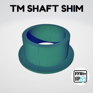 K&ouml;nnte beinhalten: Eine t&uuml;rkisfarbene, zweiteilige zylindrische Wellenscheibe mit Flanschbasis. Der Text TM SHAFT SHIM ist &uuml;ber dem Objekt aufgedruckt, und ein kleines kreisf&ouml;rmiges Logo mit dem Text FFHtv 3DP und einem W&uuml;rfelsymbol befindet sich unten rechts.