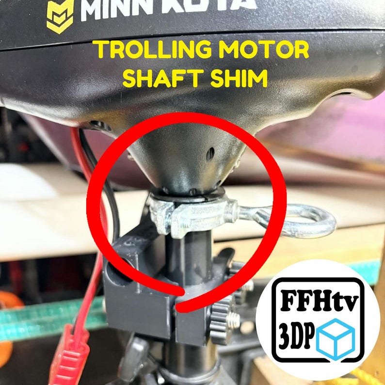 K&ouml;nnte beinhalten: Ein schwarzer Minn Kota Trolling-Motor-Wellenshim, installiert an einer Motorwelle, mit einer metallisch silbernen Klemme und einer Ringschraube. Das Bild enth&auml;lt gelben Text TROLLING MOTOR SHAFT SHIM und ein wei&szlig;es FFHtv 3DP Logo.