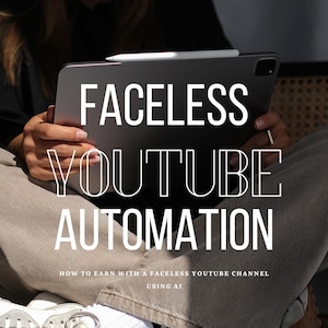 以下が含まれることがあります： 「FACELLESS YOUTUBE AUTOMATION」のテキストが表示されたタブレット。 「HOW TO EARN WITH A FACELESS YOUTUBE CHANNEL USING AI」のテキストも表示されています。 グレーのパンツと白いスニーカーを履いています。