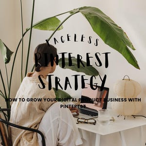 Puede incluir: Una persona trabaja en un portátil en un escritorio blanco. El texto dice: "Faceless Pinterest Strategy: How to Grow Your Digital Product Business with Pinterest". También se ven una gran planta verde y una lámpara decorativa.