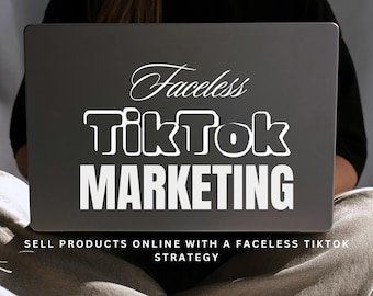 Op de afbeelding: Een laptop met de witte tekst "Faceless TikTok MARKETING". Daaronder staat de zin "SELL PRODUCTS ONLINE WITH A FACELESS TIKTOK STRATEGY". De laptop ligt op de schoot van een persoon.
