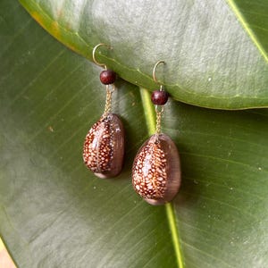 Pendientes colgantes de concha de cauri hawaiana hechos a mano