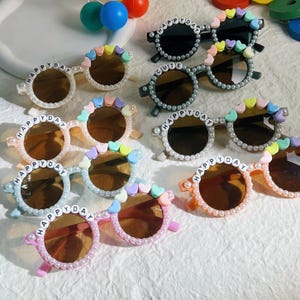 Customized children&#39;s love modeling birthday sunglasses, fun party glasses, handmade love shower, children&#39;s beach party gifts.