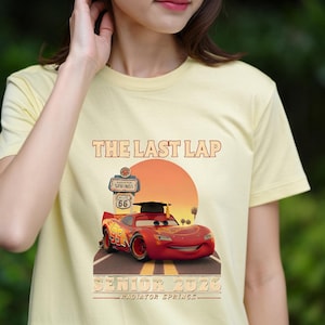Lightning McQueen Senior 2026 Shirt, The Last Lap Graduation Tee, Cars Movie Grad Shirt, Racing Senior Outfit, Cartoon Grad Tee bild 12