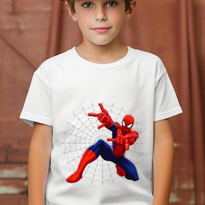 Puede incluir: Camiseta blanca con un gr&aacute;fico colorido de Spider-Man. El dise&ntilde;o muestra al superh&eacute;roe en una pose din&aacute;mica, sobre un fondo de telara&ntilde;a. Spider-Man est&aacute; con su ic&oacute;nico traje rojo y azul. La camiseta est&aacute; hecha de un material suave y c&oacute;modo.