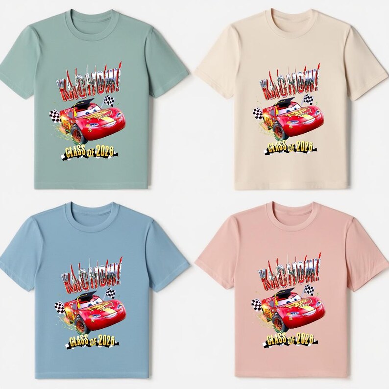 K&ouml;nnte beinhalten: Vier kurz&auml;rmelige T-Shirts in verschiedenen Farben: Salbeigr&uuml;n, Beige, Hellblau und Rosa. Jedes Shirt zeigt eine Grafik eines roten Rennwagens mit dem Text "KACHOW!" und "CLASS OF 2026".