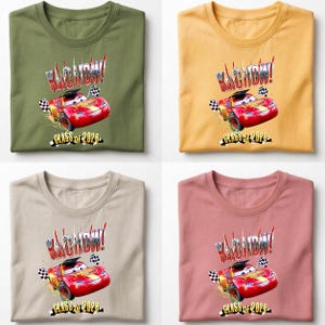K&ouml;nnte beinhalten: Vier T-Shirts in verschiedenen Farben: Olivgr&uuml;n, Gelb, Beige und Rosa. Jedes Shirt zeigt eine Grafik eines roten Rennwagens mit dem Text "KACHOW!" und "Class of 2026."