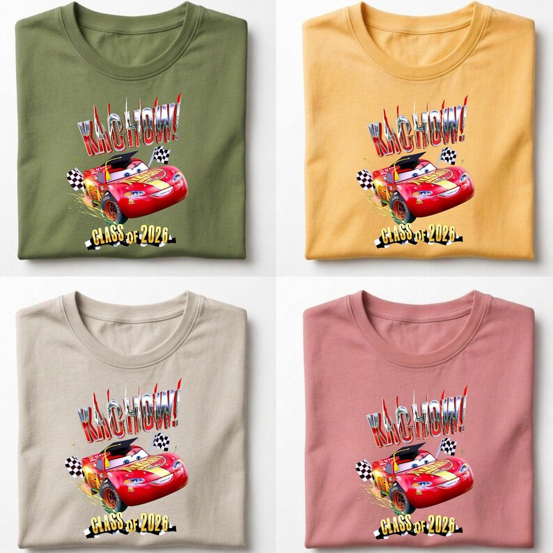 K&ouml;nnte beinhalten: Vier T-Shirts in verschiedenen Farben: Olivgr&uuml;n, Gelb, Beige und Rosa. Jedes Shirt zeigt eine Grafik eines roten Rennwagens mit dem Text "KACHOW!" und "Class of 2026."