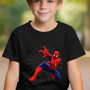Puede incluir: Camiseta negra con una colorida ilustraci&oacute;n de Spider-Man en una pose din&aacute;mica. El superh&eacute;roe est&aacute; representado con su cl&aacute;sico traje rojo y azul, con un dise&ntilde;o de telara&ntilde;a blanca en el fondo. La camiseta est&aacute; hecha de un material suave.