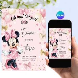Può includere: Un invito di compleanno rosa a tema Minnie Mouse. L'invito presenta Minnie Mouse, palloncini, fiocchi e il testo "Oh my! Oh gee!" e "Emma compie tre anni". L'invito è visualizzato su uno smartphone.