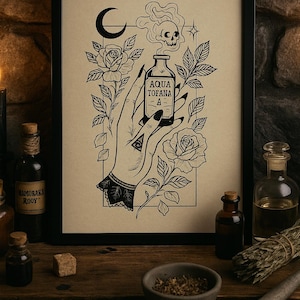 Op de afbeelding: Zwart-wit ingelijste kunstdruk met een hand die een fles vasthoudt met het opschrift "Aqua Tofana", met een schedel en een maansikkelontwerp. Rozen en bladeren omringen de hand. Andere flessen en een vijzel en stamper staan op het houten oppervlak.