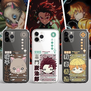Könnte beinhalten: Drei Handyhüllen mit Anime-Charakteren. Jede Hülle hat ein anderes Design, darunter ein Wildschwein-Charakter, ein Charakter mit burgunderrotem Haar und ein Charakter mit gelbem Haar. Die Hüllen haben japanischen Text und die Worte "Demon Slayer Corps."