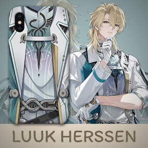 Puede incluir: Una funda de teléfono blanca y turquesa con una ilustración de estilo anime. La funda presenta un diseño detallado que se asemeja a un abrigo, un emblema de serpiente y alas, y el texto "LUUK HERSSEN". El diseño está inspirado en el atuendo de un personaje.