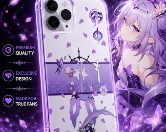 Pode incluir: Uma capa transparente para smartphone com uma personagem de anime roxa de cabelo comprido, rodeada por pétalas e borboletas roxas flutuantes. O design inclui uma faixa horizontal central com símbolos, uma foice e detalhes florais.