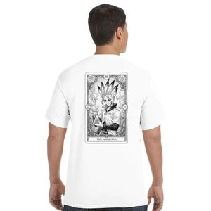 Maglietta con la carta dei tarocchi "Il mago" del Dr. Stone Senku / Maglietta con fan art di Anime Manga / Maglietta con la carta dei tarocchi del Dr. Stone Senku ...