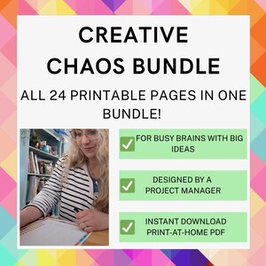 Può includere: Una pubblicità di prodotto digitale intitolata CREATIVE CHAOS BUNDLE, con 24 pagine stampabili. Include una foto di una persona che scrive su carta a quadretti e tre caselle verdi con i testi: FOR BUSY BRAINS WITH BIG IDEAS, DESIGNED BY A PROJECT MANAGER e INSTANT DOWNLOAD PRINT-AT-HOME PDF.