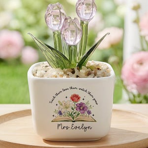 Statuetta di tulipano in vetro in vaso personalizzato, decorazione floreale da scrivania, regalo per insegnante, ornamento primaverile per davanzale.