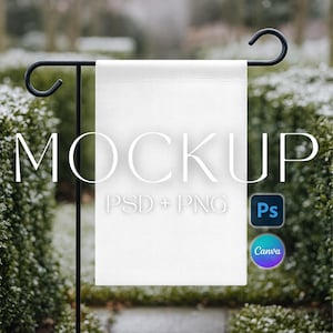 Könnte beinhalten: Ein weißes Gartenflaggen-Mockup mit dem Wort „MOCKUP“ in großen, weißen Großbuchstaben. Die Flagge hängt an einem schwarzen Metallständer. Die Wörter „PSD + PNG“ stehen unter dem Wort „MOCKUP“. Die Logos von Photoshop und Canva sind ebenfalls sichtbar.