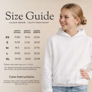 Puede incluir: Sudadera blanca juvenil con una guía de tallas. La tabla muestra medidas en pulgadas para las tallas XS a XL. También se incluyen instrucciones de cuidado, con pautas de lavado y secado.