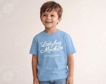 Maqueta de camiseta para niño pequeño con piel de conejo azul claro 3321 para impresión bajo demanda en Canva Kids, maqueta azul claro para niño, maqueta de Printify