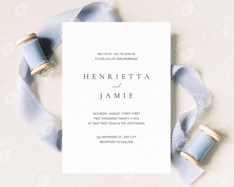 Pode incluir: Um convite de casamento branco com texto preto, com os nomes Henrietta e Jamie e os detalhes da cerim&oacute;nia. Uma fita azul clara e bobinas de madeira envolvem o convite.