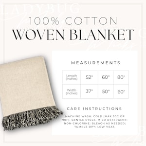 Könnte beinhalten: Eine cremefarbene gewebte Baumwolldecke mit einem schwarz-cremefarbenen Fransen. Der Text auf dem Bild lautet "100% COTTON WOVEN BLANKET." Maße sind angegeben: 132 cm x 94 cm, 152 cm x 127 cm und 203 cm x 152 cm. Pflegehinweise sind ebenfalls enthalten.