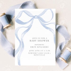 Pode incluir: Um convite para ch&aacute; de beb&ecirc; com um design de la&ccedil;o em aquarela azul claro. O texto do convite diz "Join us for a Baby Shower" em homenagem a Erin Sommers. Inclui data, hora e local. Fita azul clara e bobinas de madeira tamb&eacute;m na imagem.