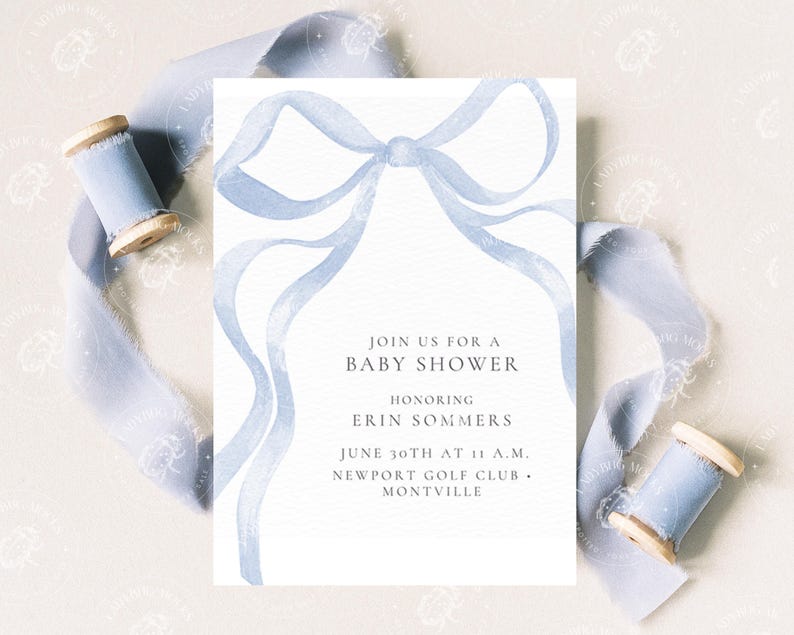 Pode incluir: Um convite para ch&aacute; de beb&ecirc; com um design de la&ccedil;o em aquarela azul claro. O texto do convite diz "Join us for a Baby Shower" em homenagem a Erin Sommers. Inclui data, hora e local. Fita azul clara e bobinas de madeira tamb&eacute;m na imagem.