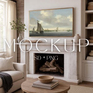 以下が含まれることがあります： 暖炉の上に額入りの風景画があるリビングルームのモックアップ。絵画は、曇り空の下、水面に浮かぶ帆船を描いています。部屋にはベージュのソファ、丸い木製のコーヒーテーブル、作り付けの本棚があります。