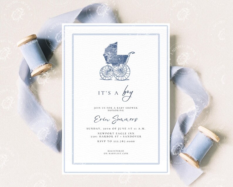 Pode incluir: Um convite para ch&aacute; de beb&eacute; com uma ilustra&ccedil;&atilde;o de um carrinho de beb&eacute; azul vintage e o texto "IT'S A boy". O convite inclui detalhes para o ch&aacute; de beb&eacute; de Erin Sommers, com data, hora e local. Fita e bobinas azuis claras no fundo.