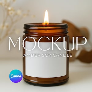 Op de afbeelding: Een amberkleurige sojakaars in een glazen pot met een brandende lont. De kaars heeft een wit etiket en het woord "MOCKUP" staat op de voorkant. De tekst "AMBER SOY CANDLE" staat eronder.