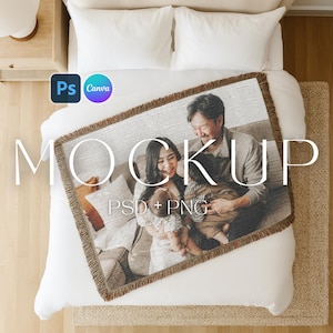 Può includere: Una coperta rettangolare con una foto di famiglia, bordi sfrangiati e la parola "MOCKUP" a grandi lettere bianche. La coperta è su un letto bianco con cuscini e un tappeto.