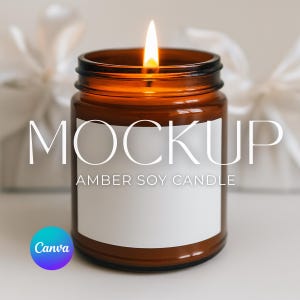 Op de afbeelding: Een amberkleurige sojakaars in een glazen pot met een brandende vlam. De pot heeft een zwart deksel en een wit etiket. Het woord "MOCKUP" staat op de pot, samen met "AMBER SOY CANDLE". Een Canva-logo is zichtbaar.