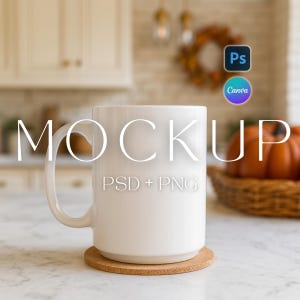 Pode incluir: Uma caneca de cerâmica branca com uma alça grande, apoiada em uma base redonda de cortiça. A caneca tem a palavra "MOCKUP" impressa, juntamente com "PSD + PNG". Uma abóbora e uma coroa de outono estão no fundo.