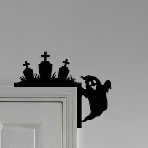 Halloween Door Corner Sign: Spooky Ghost & Graveyard Silhouette