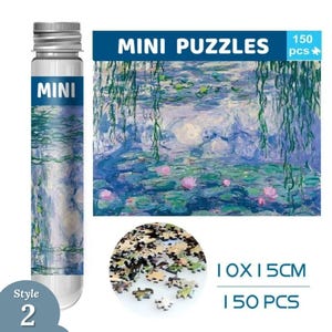 Puede incluir: Mini juego de rompecabezas con una pintura impresionista de nenúfares. El juego incluye 150 piezas y mide 10 x 15 cm. El rompecabezas viene en un recipiente cilíndrico transparente con la palabra "MINI" impresa.