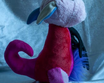 Creatura magica plush handmade / Handmade fantasy plush creature – Pupazzo unico artistico, scultura morbida surreale, art toy da collezione