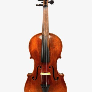 Può includere: Un violino d'epoca con una calda finitura marrone-rossastra. Lo strumento presenta un design classico con fori a f, una tastiera nera e un ponticello. Le corde sono nere e le piroliere sono nere. Il violino è su sfondo bianco.
