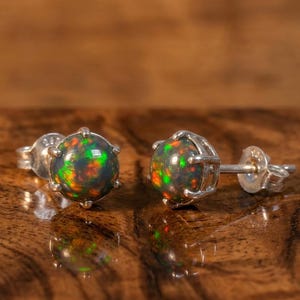 天然ブラックオパールスタッドピアス、スターリングシルバーオパールピアス、ファイヤーオパールミニマリストジュエリー、ハンドメイドステートメントピアス、誕生日プレゼント