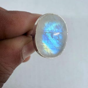 Bague ovale en pierre de lune arc-en-ciel naturelle, bague en cristal artisanale, bijou minimaliste, bague en argent sterling 925, bague en pierre précieuse faite main